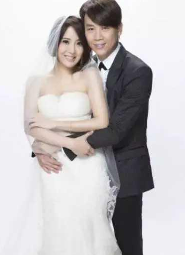 陶喆|51岁的陶哲近照大变：发际线后移额纹明显， 与妻子合照似父女