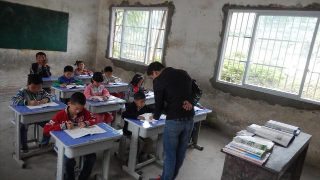 文妈讲育儿|三位教师一天内纷纷辞职,月工资才两千多,乡村教师还有憧憬么