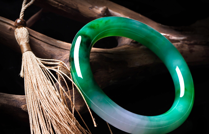 翡翠手镯|翡翠和玉有什么区别？怎样看一块翡翠的好坏？又如何选翡翠手镯？