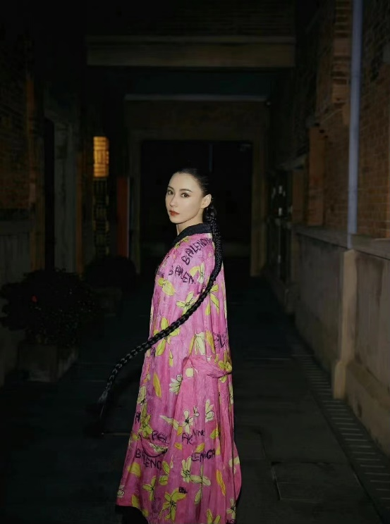 印度|张柏芝新造型烟熏妆好惊艳，不老女神束起一米长辫超惊艳