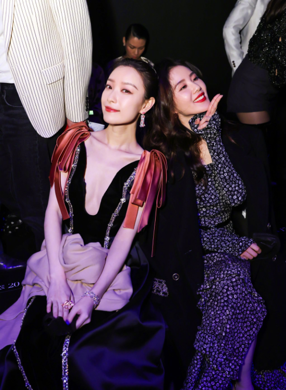 倪妮|倪妮近日活动照，一袭丝绒宫廷风长裙亮相，诠释了媚而不俗的含义！