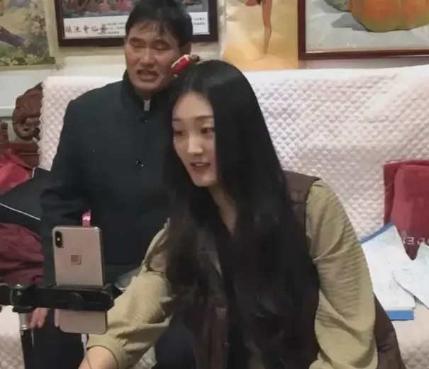 陈亚男|大衣哥对儿媳妇陈亚男或早有防备？抽身离开，也带不走多少财产