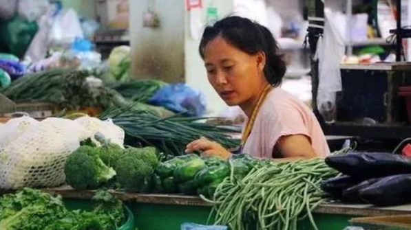 工地|年龄限制趋势下，35岁只能去工地搬砖，50岁连卖菜都不行？