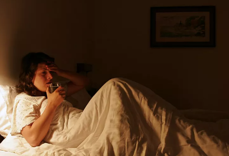 睡眠|为何总是半夜“自然醒”？中医直言：睡觉时有3异常，或是肝在“求救”