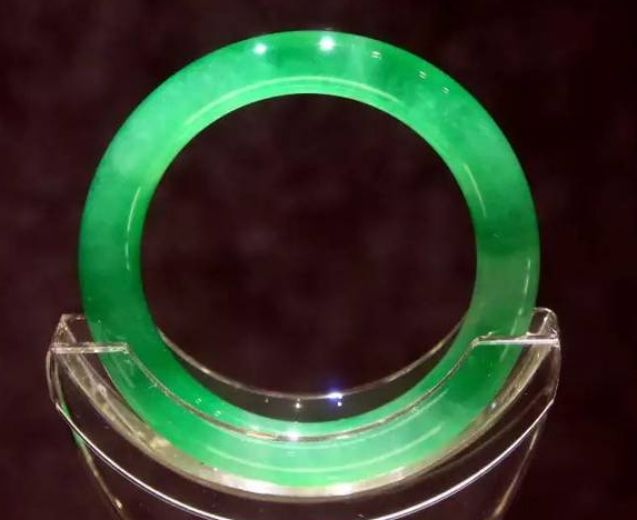 翡翠|不倒翁,不是我们理解上的那个物品,而是一种翡翠的替代品