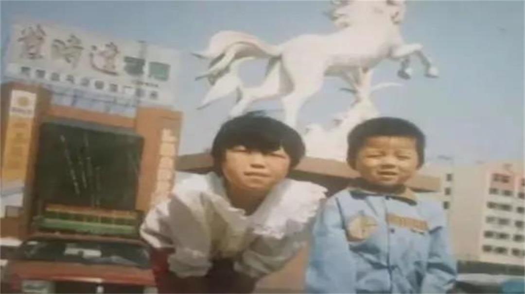 姐姐|郭威童年照曝光,穿姐姐的旧衣服,打扮像个放牛娃,没一张有笑容...