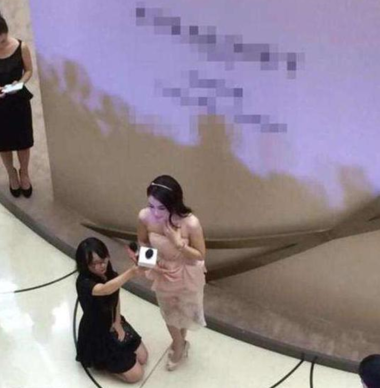 胡歌|明星采访时为什么只露上半身？看到全景镜头后，原来是怕露馅