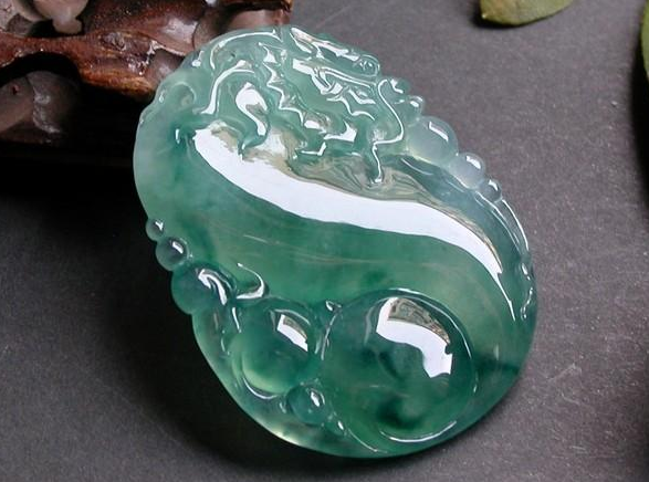 翡翠|什么是翡翠原石翻砂皮壳？如何判断翻砂皮壳的好坏？