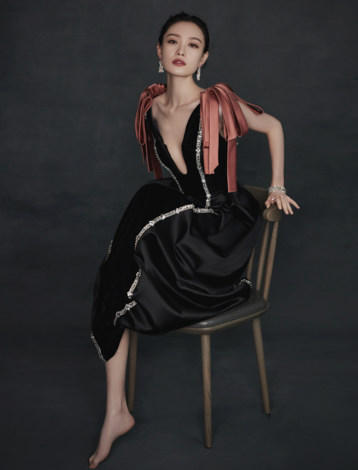 倪妮|倪妮近日活动照，一袭丝绒宫廷风长裙亮相，诠释了媚而不俗的含义！