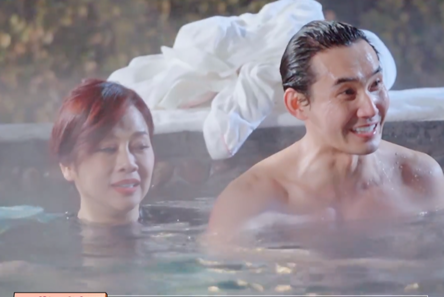 张铎|夫妻合体泡温泉，郭晓东跷二郎腿张铎太狂浪，黄圣依动作犯了大忌！