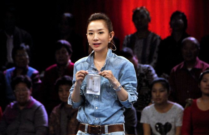 王芳|北京卫视“一姐”王芳：曾多次被下病危通知，嫁大15岁老公身家过亿