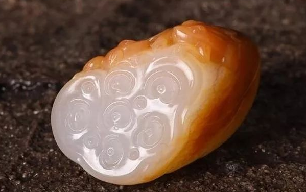 和田玉籽料|和田玉红皮籽料有何特点？造假的红皮料什么样？为何价格这么高？