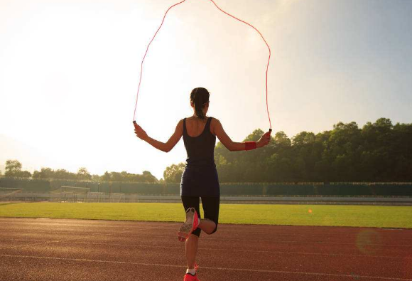 肝癌|早起一杯“白开水”，44岁男子确诊肝癌，医生摇头：太过无知，终害己