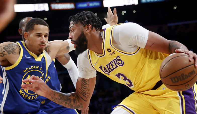 斯蒂芬·庫(kù)里|攻陷斯臺(tái)普斯！庫(kù)里遭隊(duì)友澆水伺候，直言：打得像垃圾還贏球了