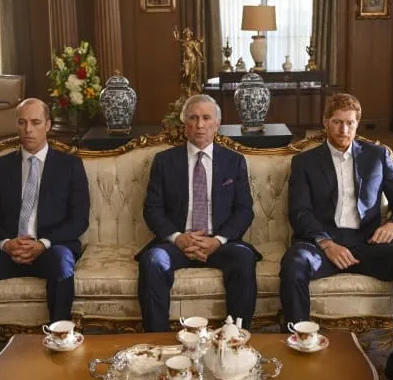 威廉|《哈里和梅根：逃离王宫》上映被喷，哈里满头浓发而威廉还是秃的