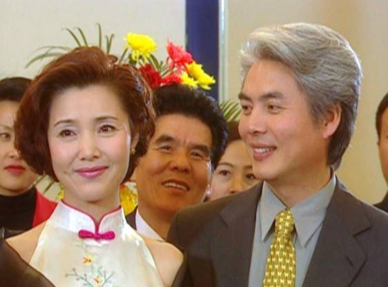 姜黎黎|“红牡丹”姜黎黎，68岁风韵犹存，晒与老公近照，女儿遗传了她的美貌