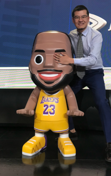 勒布朗·詹姆斯|为庆祝詹姆斯赢附加赛,女主播美娜晒出存照,球迷:身材能打满分