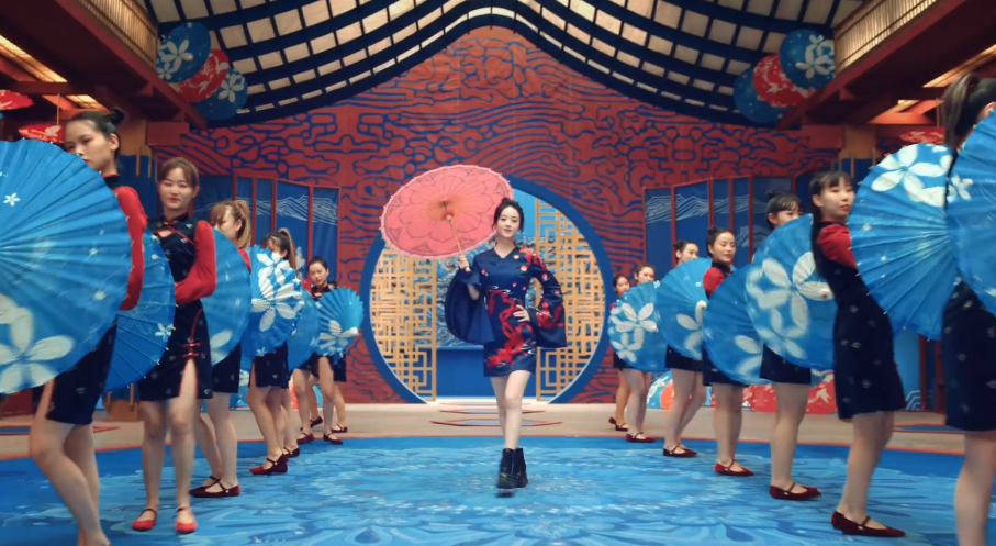 赵丽颖|赵丽颖中国风造型：甜美丸子头卖萌，美得让人移不开眼睛！