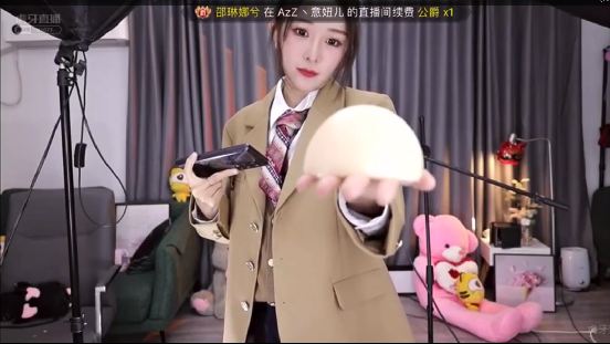 硅胶|林七七掌握流量密码，直播掏出硅胶YR，网友：这也太顶了吧！