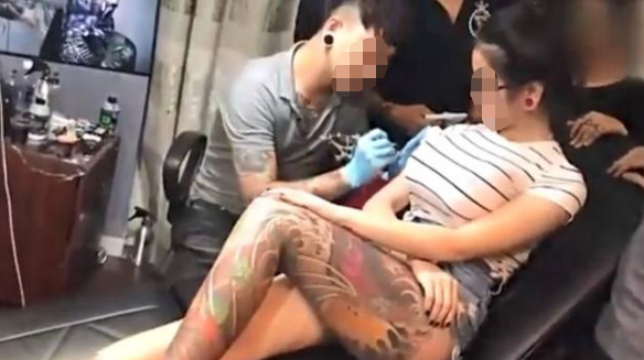 广播新媒 丰满美女去纹身，师傅眼神一直离不开，接下来的事让他吓哭