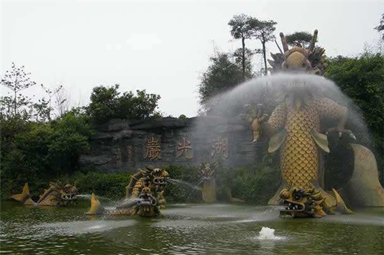 湖光岩 火山爆发形成的玛珥湖，湖光镜月水无落叶，神奇的湖光岩