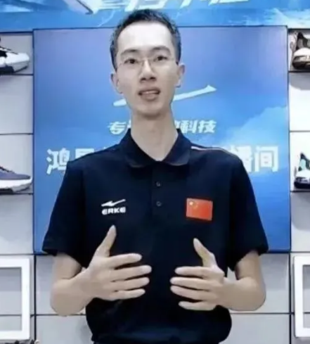  一男子在鸿星尔克买500元产品，付1000后转身就走，是追捧还是营销？