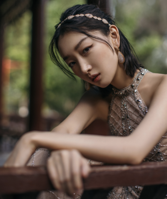 周冬雨|周冬雨裸色露背礼服气质出众多了几分女人味！侧身露腰被侃：未成年？