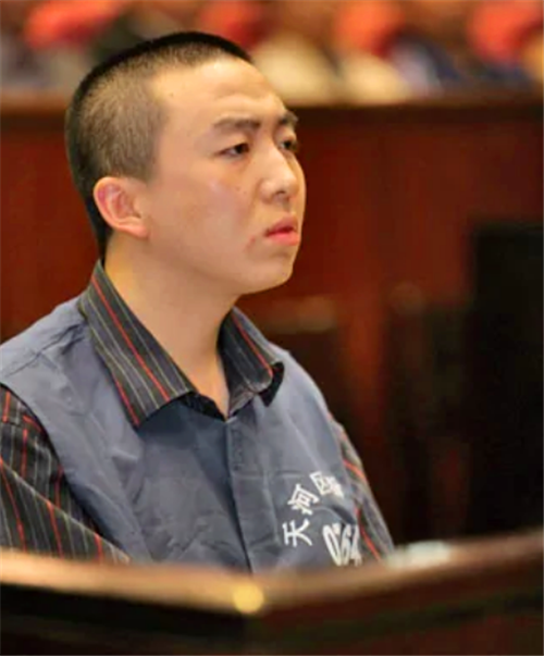 女孩 广州许霆案：因取款机故障取出17万被判无期，改判获释后说没恶意