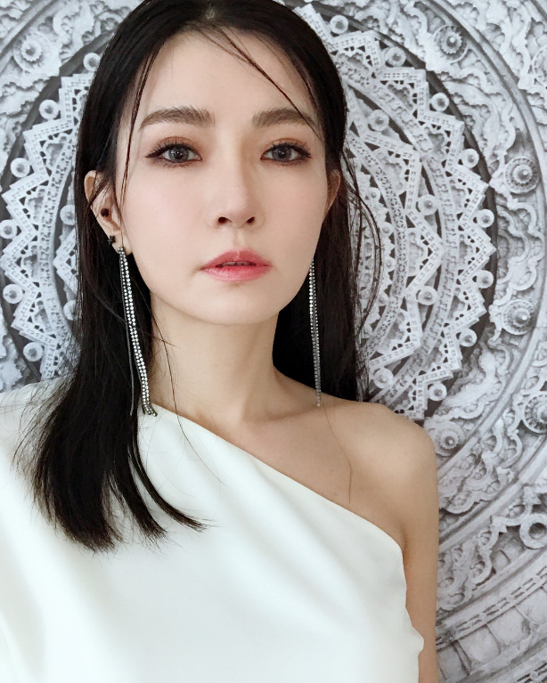 荣妃|她替父还清2亿债务，被对方曝出未婚生子前途尽毁，今46岁像26岁