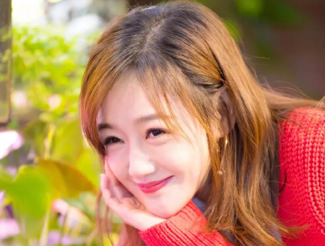小文说说|一双会说话的大眼睛，古灵精怪的哈妹，她就是女星薛佳凝