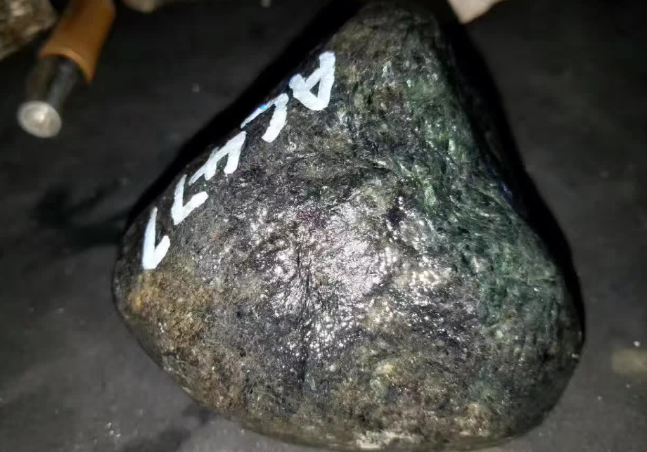 翡翠|同行50多万买下高冰阳绿脱沙料，一刀下去切出“白肉”，垮得一塌糊涂！