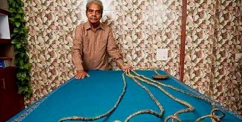 印度男子留瞭44年長指甲，剪斷將其捐給博物館後，他發生瞭變化-圖3