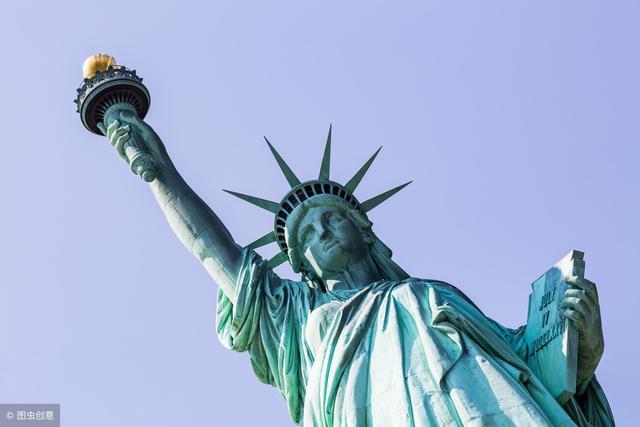 虎妈陪宝宝|年亏百亿!瑞士联合美国缴获一批广东仿表,当众碾压销毁不留情面