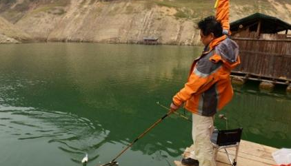 饵料|钓鱼高手, 手把手教你筏钓的技巧，祝你钓上大鱼！——盛世三渔
