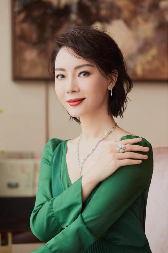 张雅钦|44岁陈数的皮肤“0”毛孔，颜值吊打36岁佟丽娅，护肤秘诀大公开