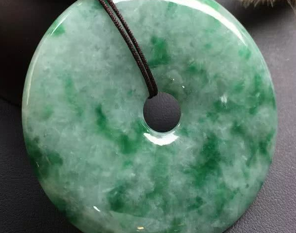 翡翠|翡翠饰品的头货一定值钱吗？不一定，这也要分它们的品质好坏