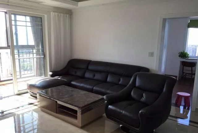 婆婆花18万装修的新房，真皮沙发、真皮床、实木餐桌，我感动的想哭！