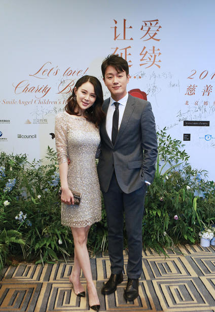 佟大为|佟大为和老婆庆祝三八节日，两人在镜头前甜蜜拥吻，真令人羡慕！