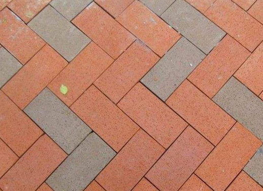 小院地面铺装有5种选择,不但防滑而且耐用,一般还要考虑4个问题