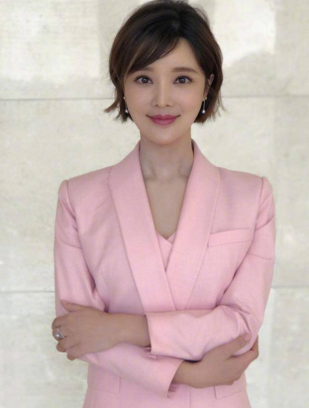 秦岚|他曾向秦岚求婚4次,被拒后娶小12岁央视主持人,如今成人生赢家