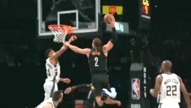 布雷克·格里芬|霸气！格里芬起飞单臂隔扣字母哥，队友上前祝贺，现场沸腾了