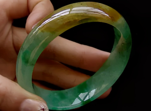 翡翠|赌石界的传奇，价值高昂的翡翠原石，抛光后成品惊艳众人