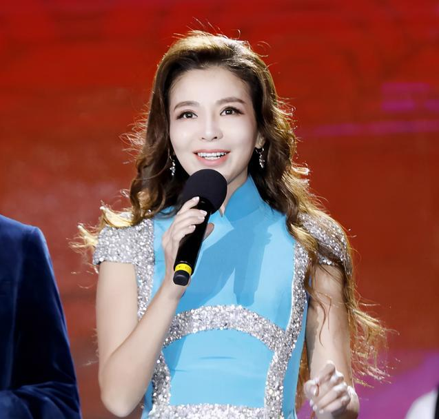 朱迅|央视主持朱迅，抗癌13年后哽咽落泪，挚爱男人离世成她一生的痛