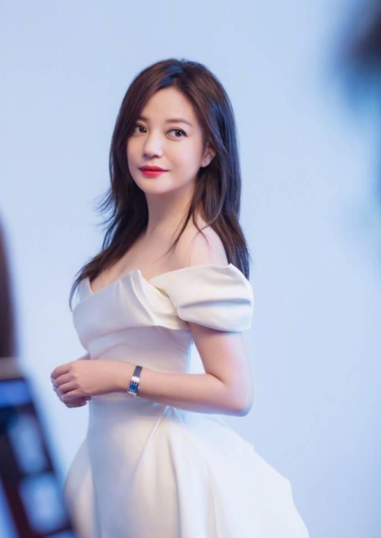 赵薇|被张哲瀚牵扯的老板赵薇，曾穿日本军旗走秀，员工出事后发文表明立场