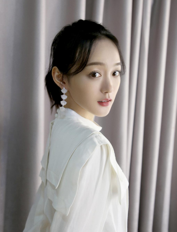 何泓姗|她被赞是“小周迅”，巅峰期一年播6部剧，从女主变配角越混越差