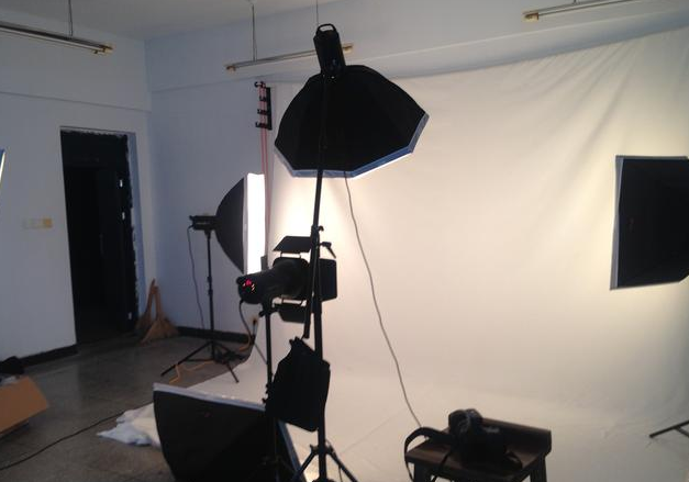 睡前de育儿经|现在摄影师朋友用单反相机的多呢还是用微单相机拍照片的多呢?