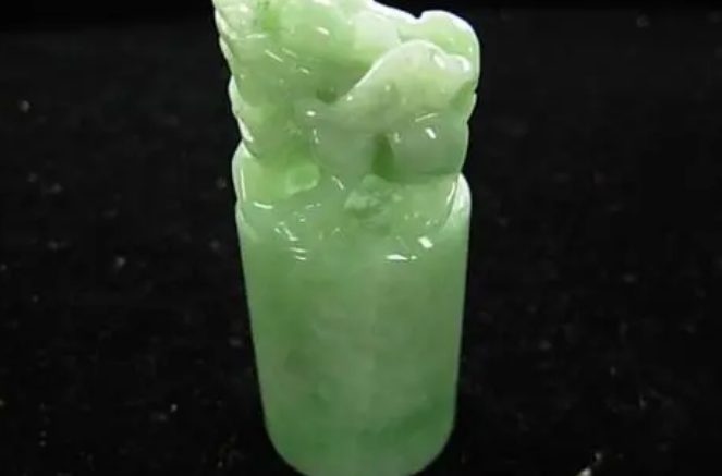 博物馆|不知道佩戴什么样的翡翠饰品，就去挑选翡翠手镯吧，好看还有意义