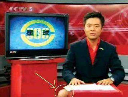 央视|新闻主播频翻车：上半身穿得有多正经，下半身就有多“不正经”！