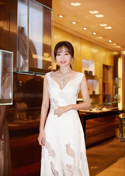 秦岚|42岁的秦岚，穿白色连衣裙嫩的像少女，一字锁骨好抢眼