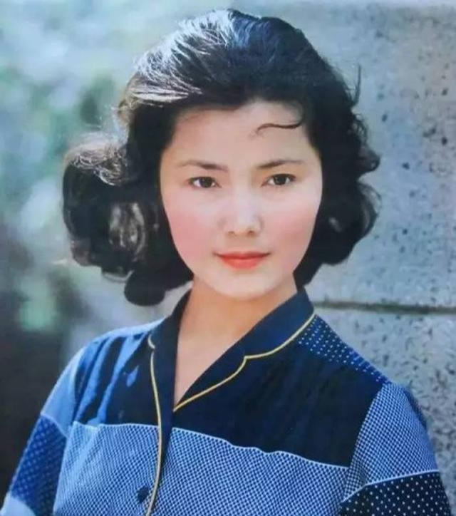 姜黎黎|“红牡丹”姜黎黎，68岁风韵犹存，晒与老公近照，女儿遗传了她的美貌